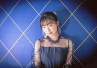 前島亜美/横型・バストアップ・衣装紺・首傾げ・背景青/「前島亜美 FAN EVENT 2019」ブロマイド