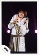 NEWS/増田貴久/ライブフォト・膝上・衣装白・金・両手人差し指立て・左手マイク・目線左上・歯見せ・顔右傾け・ライトピンク・背景黒/公式生写真