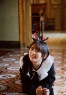 与田祐希/全身・寝そべり・衣装黒・白・顔左向き・両手グー/与田祐希 2nd写真集『無口な時間』発売記念 楽天ブックス特別店長就任イベント 抽選プレゼント当選品 生写真
