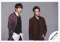 KAT-TUN/上田竜也・中丸雄一/横型・膝上/「KAT-TUN LIVE TOUR 2022 Honey」グッズオフショット/公式生写真