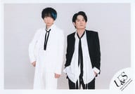 ジャニーズ/内海光司・佐藤アツヒロ/横型・膝上/「U＆S UpdateS LOVE TOUR 2022-2023」グッズオフショット/公式生写真