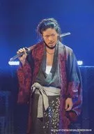 EXILE/松本利夫(芹沢鴨)/ライブフォト・膝上・衣装黒・赤・右手刀・目線右・背景青・キャラクターショット/舞台「ちるらん 新撰組鎮魂歌」舞台写真