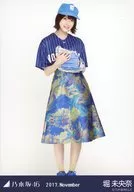 堀未央奈/全身(足見切れ)・ベースボールシャツ/「2017.November」WebShop 限定 ランダム生写真