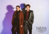 KinKi Kids/堂本光一・堂本剛/横型・膝上・衣装茶色・黒・左向き・ライト紫/「KinKi Kids Concert 20.2.21 ～Everything happens for a reason～」オリジナルフォト