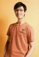 本川翔太(古賀公貴)/上半身・衣装ベージュ・左向き・両手下・背景黄色・キャラクターショット/舞台『弱虫ペダル』新インターハイ篇～箱根学園王者復格(ザ・キングダム)～ トレーディングブロマイド