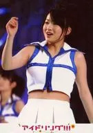 アイドリング!!!/谷澤恵里香/ライブフォト・膝上・衣装白青・右手上げ・目線左/公式生写真 第9弾