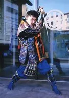 武子直輝/全身・衣装黒・青・オレンジ・甲冑・右向き・両手刀・足広げ/「オガステ!? 2 ～オガりはつらいよ フーテンのオガルゼウス～」ブロマイドA