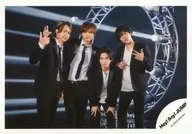 Hey!Say!JUMP/集合(4人)/横型・膝上・衣装白黒・八乙女、藪指差し・知念中腰/アルバム「SENSE or LOVE」MV＆ジャケ写撮影オフショット/公式生写真