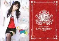 水樹奈々/衣装白衣・赤・足組・パラレル仕様/レアカード/LIVE Academy 2010 グッズ購入特典NANACA