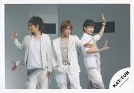 KAT-TUN/亀梨・上田・中丸/横型・膝上・衣装白・センター上田・左手パー・背景グレー・両手パー/公式生写真