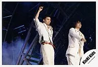 Kinki Kids/堂本剛・堂本光一/横型・ライブフォト・膝上・衣装白・右手上げ・背景黒/公式生写真