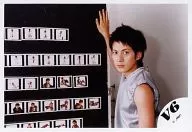 V6/岡田准一/横型・バストアップ・袖無し衣装グレー・右手上げ・写真並べ/公式生写真