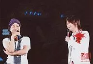 KinKi Kids/堂本剛・堂本光一/横型・上半身・衣装白・光一笑顔・剛黒バンダナ/「KinKi Kids 10th Anniversary 39 very much」生写真