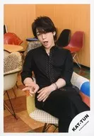 KAT-TUN/亀梨和也/膝上・座り・衣装黒・右手ピース・左手曲げ・足組み・口開け/「KAT-TUN LIVE TOUR 2018 CAST」グッズオフショット/公式生写真