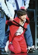 なにわ男子/高橋恭平/ライブフォト・全身・膝立ち・衣装赤・白・右向き/「少年たち 青春の光に・・・」ステージフォト