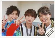 ジャニーズJr./菅田琳寧・井上瑞稀・髙地優吾/横型・バストアップ・衣装白・青・オレンジ・右手ピース・センター井上/Johnnys’ ISLAND セルフィー 2020/公式生写真