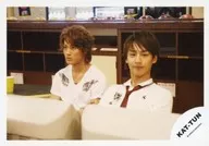 KAT-TUN/中丸雄一・亀梨和也/横型・上半身・衣装白・座り・左向き・横並び・ボーリング場/公式生写真