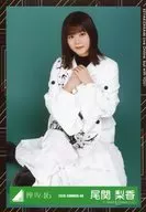 尾関梨香/座り/2020-SUMMER-08/欅坂46ランダム生写真 ＜2019ツアースーツ衣装＞