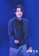 SixTONES/松村北斗/ライブフォト・膝上・衣装黒・デニム・右向き・右手グー・左手下・口開き・背景青/「少年たち そして、それから...」ステージフォト第2弾