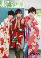 関西ジャニーズJr./高橋恭平・道枝駿佑・長尾謙杜/膝上・衣装赤.白.ピンク・センター高橋・両手上げ/「明日を駆ける 少年たち」オリジナルフォト